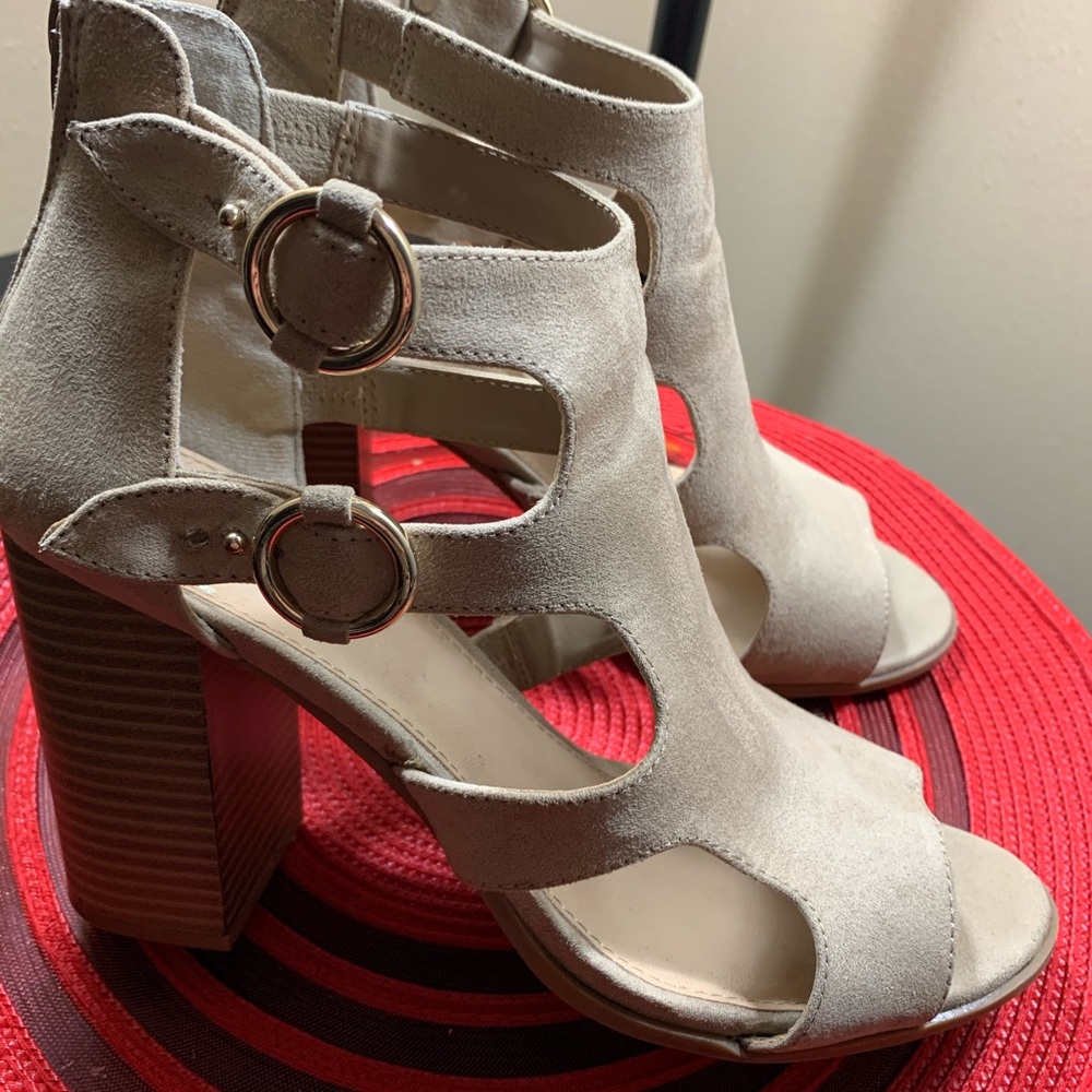 Defined Comfort Sandal. - Picture 1 of 5